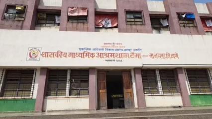 महाराष्ट्र के ठाणे जिले के शाहपुर तालुका स्थित तेंभे आदिवासी आश्रम शाला में रसोई हेल्पर गणपत गावली पर छठी से दसवीं कक्षा की 22 छात्राओं ने छेड़छाड़ का आरोप लगाया है. 24 अगस्त को एक