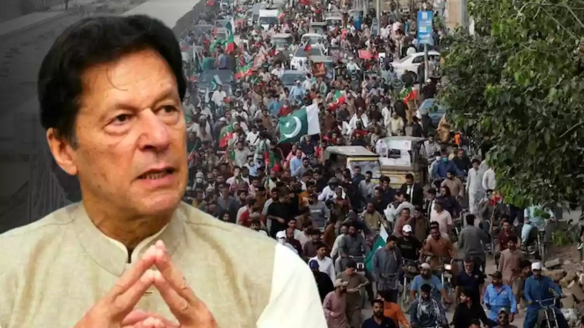 PoK और बलूचिस्तान में जारी अशांति के बीच इमरान खान की पार्टी PTI ने 5 अगस्त से देशभर में बड़े आंदोलन का ऐलान किया है. पार्टी इमरान खान की रिहाई समेत कई मांगों को लेकर रैलियां, प्रदर्शन और