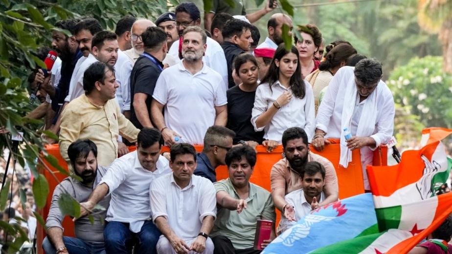 दिल्ली में मुख्य चुनाव आयुक्त ज्ञानेश कुमार और SIR के विरोध के दौरान पाकिस्तानी टूलकिट सक्रिय हो गया है, जो सोशल मीडिया पर फेक न्यूज और भ्रामक वीडियो फैला रहा है. इस टूलकिट का मकसद