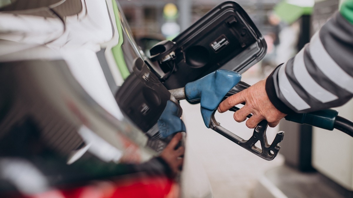 E20 Petrol Controversy: सरकारी नियमों के अनुसार अप्रैल 2023 से देश में बने वाहन E20 फ्यूल के हिसाब से डिजाइन किए गए हैं. लेकिन असल चिंता उन पुराने वाहनों को लेकर है जो 2023 से पहले बने हैं. अभी वो वाहन ज्यादा