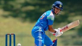राहुल द्रविड़ के छोटे बेटे अन्वय अंडर-19 क्रिकेट में शानदार प्रदर्शन कर रहे हैं. अब गुजरात के खिलाफ शतक जड़कर अन्वय ने कर्नाटक को नॉकआउट में पहुंचाने में अहम योगदान दिया है. उनकी मौजूदा