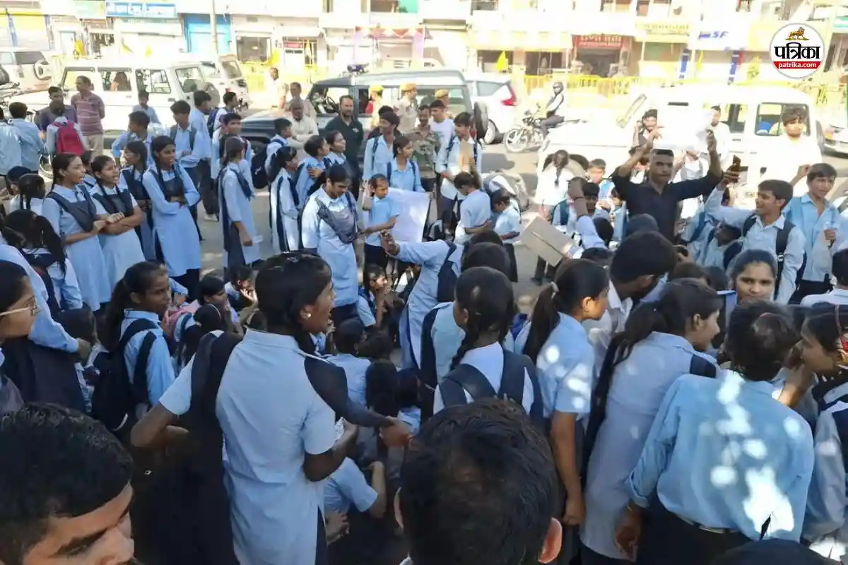 छात्राओं की कमर और गाल पर हाथ लगाता सरकारी शिक्षक