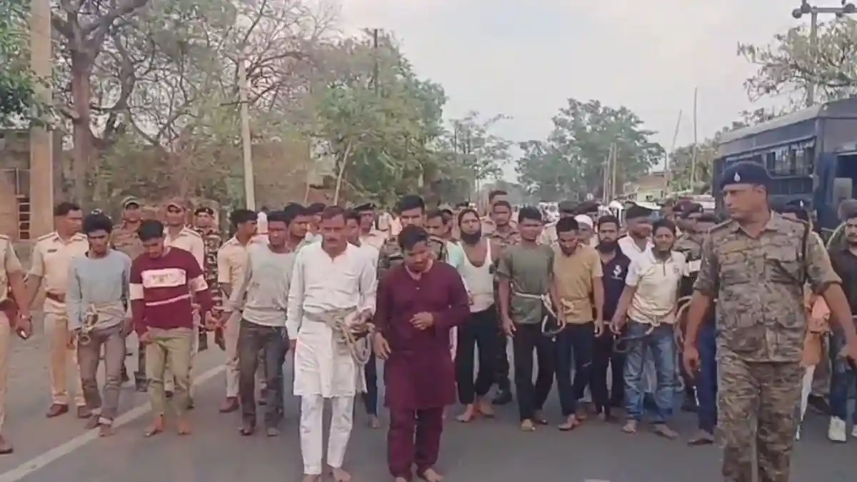रामनवमी जुलूस पर पथराव करने वालों की पुलिस ने कराई परेड