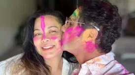 होली 2026 का त्योहार पूरे देश में धूमधाम से मनाया जा रहा है, जिसमें बॉलीवुड सितारे भी शामिल हैं. रणदीप हुड्डा ने प्रेग्नेंट पत्नी के साथ होली खेली और अपनी खुशियों को साझा किया. कटरीना कैफ