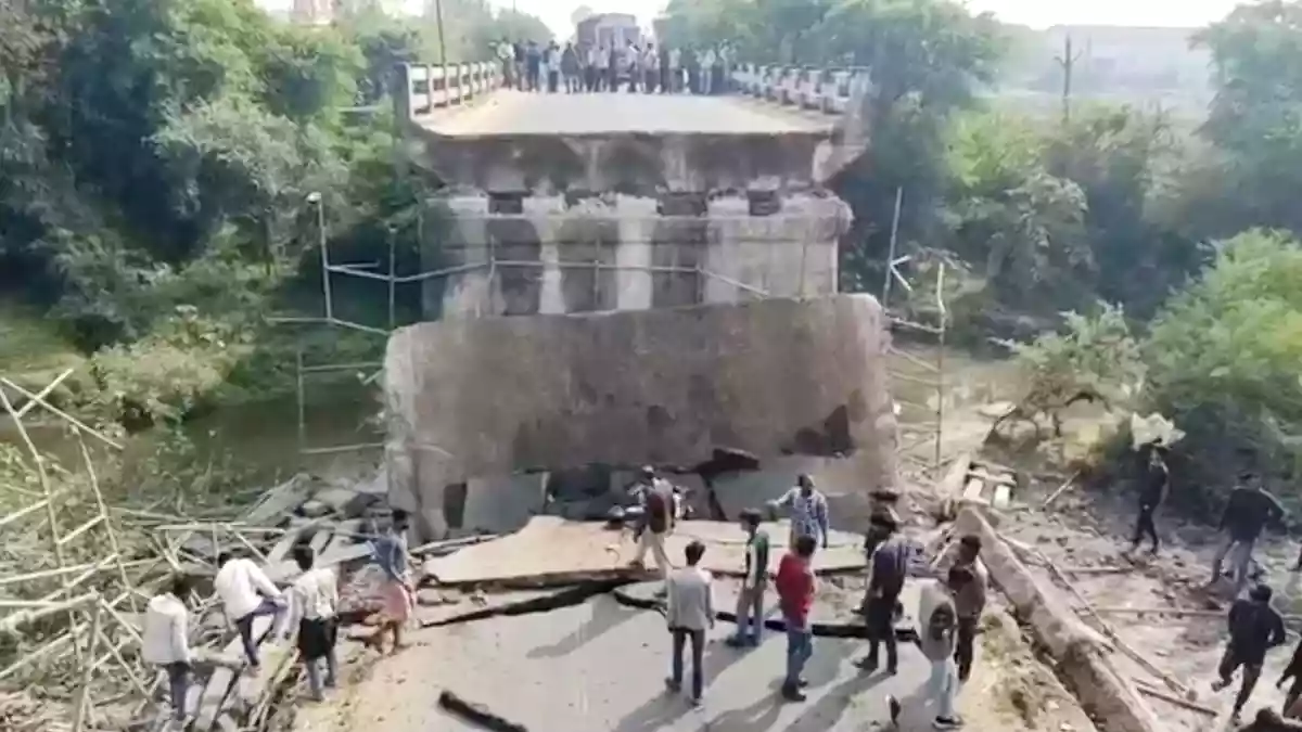 रायसेन में 50 साल पुराना पुल टूटा