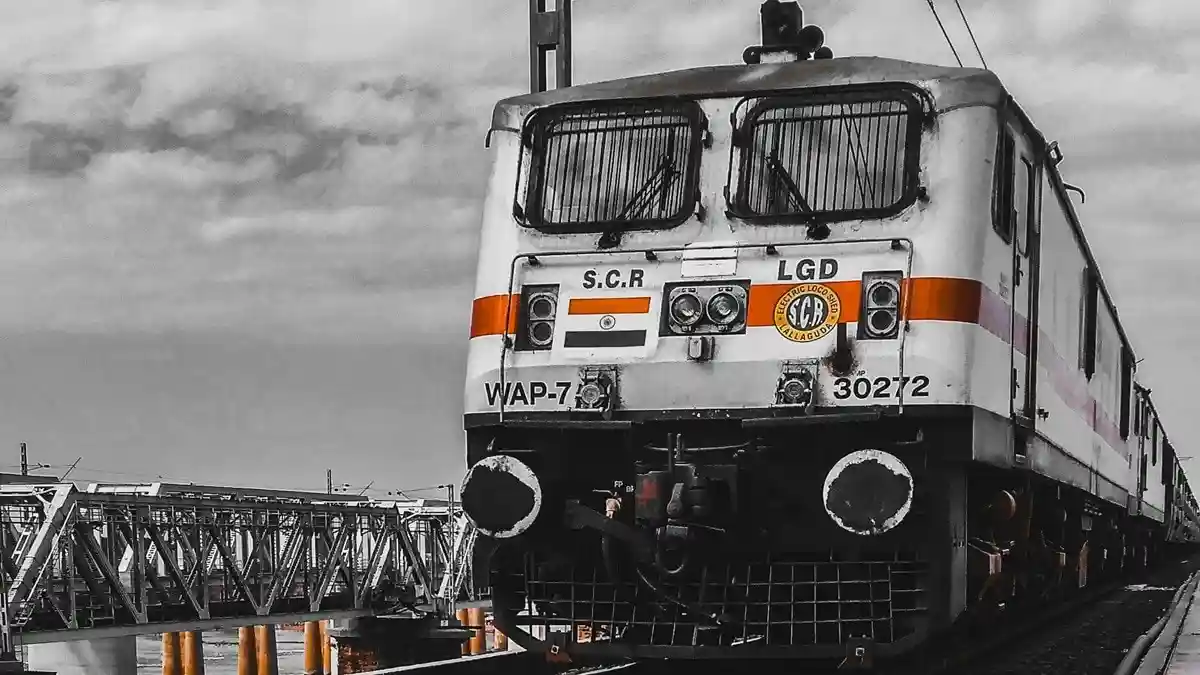 आज IRCTC की न्यू वेबसाइट लॉन्च होने जा रही है, जिसकी जानकारी खुद रेल मंत्री के द्वारा कुछ समय पहले दी जा चुकी है. IRCTC की न्यू वेबसाइट में काफी कुछ नया देखने को मिलेगा, जिसमें AI फीचर्स, न्यू लुक,