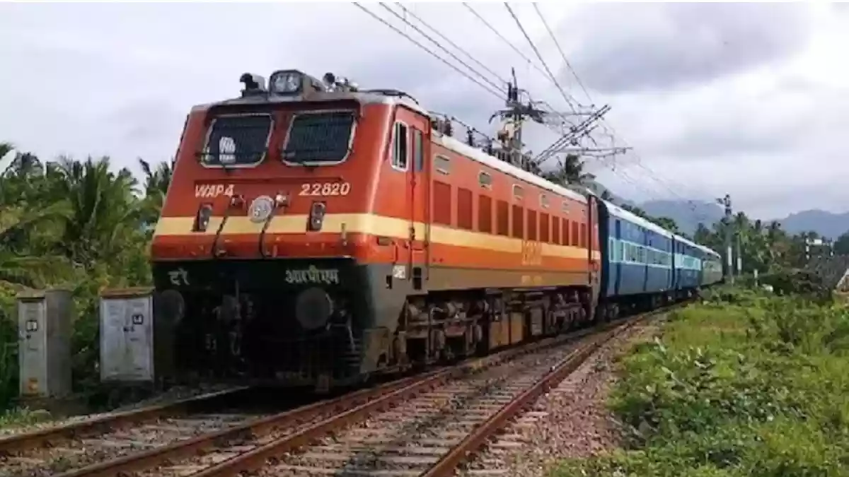 भारतीय रेलवे ने अगस्त में श्रावणी मेला के दौरान श्रद्धालुओं की सुविधा के लिए दानापुर और साहिबगंज के बीच एक जोड़ी स्पेशल ट्रेन चलाने का फैसला किया है. इसके अलावा हावड़ा-नटेसर-हावड़ा