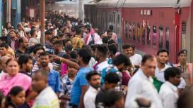 भारतीय रेलवे ने एक बड़ा बदलाव किया है. 27 अक्‍टूबर से उन लोगों को भी बीमा का लाभ दिया जाएगा, जो ऑफलाइन तरीके से या काउंटर से टिकट बुक कराते हैं. यह बीमा कवर ऑनलाइन टिकट कवर के ही समान हो