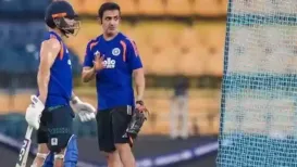 भारतीय टीम के कोच गौतम गंभीर ने रिंकू सिंह को टीम हडल में हौसला दिया. रिंकू ने अपने पिता खानचंद सिंह के निधन के बावजूद टीम में वापसी कर अद्भुत समर्पण दिखाया. भारत और वेस्टइंडीज के बीच