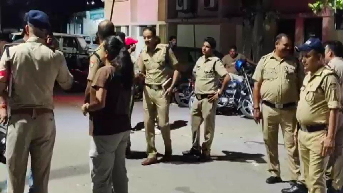 हरिद्वार के रुड़की में सोमवार देर शाम सनसनीखेज वारदात में एक भाई ने अपनी दो बहनों की गोली मारकर हत्या कर दी. गणेशपुर में 50 वर्षीय शकुंतला की गोली लगने से मौत हो गई, जबकि उसका पति घायल हो