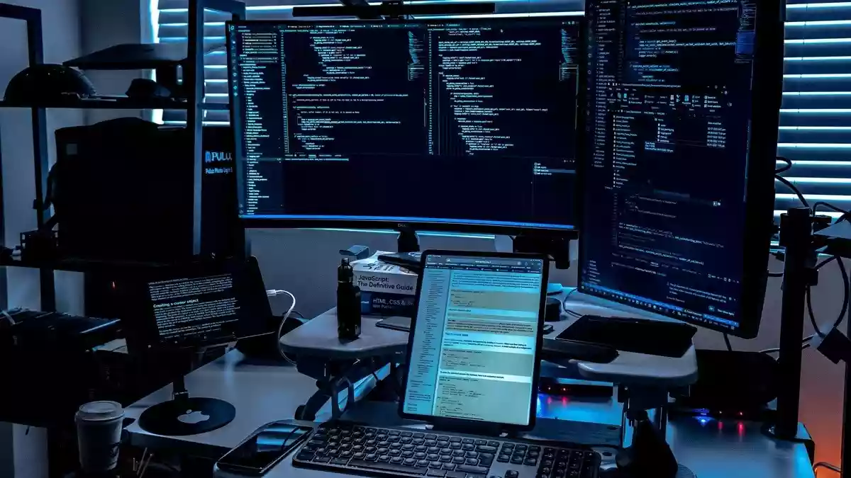 ईरान पर अमेरिका और इजरायल मिलकर हमला कर रहे हैं. अमेरिका और इजरायल की तरफ से ईरान पर साइबर अटैक भी हो रहा है, जिसमें सरकारी पोर्टल, सैनिक कम्युनिकेशन सिस्टम को शिकार बनाया जा रहा है.