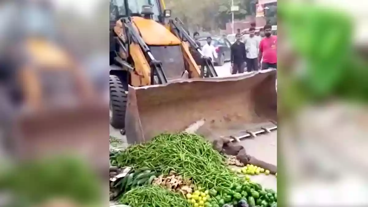 सब्जी की रेहड़ी पर चलवाया बुलडोजर