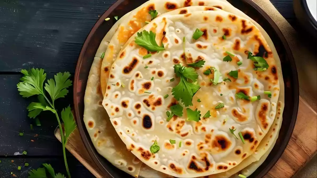 Makhmali Roti Recipe: अगर आप रोज की रोटी से कुछ अलग ट्राई करना चाहते हैं तो मखमली रोटी आपके लिए बेस्ट ऑप्शन है. आज हम आपको मखमली रोटी बनाने की आसान रेसिपी बताएंगे. इसका स्वाद इतना लाजवाब होता है कि एक