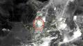 INSAT-3डीएस सैटेलाइट ने पूर्वी और मध्य भारत पर भारी मॉनसूनी बादलों का विशाल जमावड़ा दिखा है. इससे पूर्व में और बारिश की संभावना है, जबकि पश्चिमी, दक्षिणी और कुछ उत्तर-पश्चिमी हिस्से सूखे