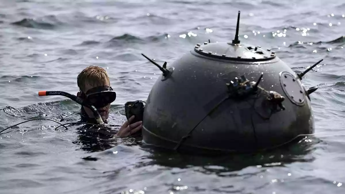 समंदर में बारूदी सुरंग हटाने का काम कैसे होता है