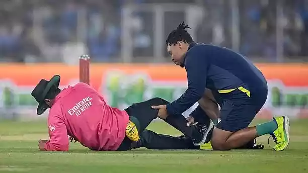 संजू के शॉट से चोटिल हुए अंपायर रोहन