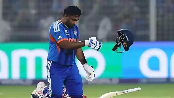 संजू सैमसन ने वेस्टइंडीज पर यादगार जीत के बाद हेलमेट फेंककर इमोशनल जश्न मनयाा. अब इस तरह से जश्न मनाने के चलते संजू सैमसन को आईसीसी की नाराजगी भी झैेलनी पड़ सकती है. सजू के इस जश्न ने