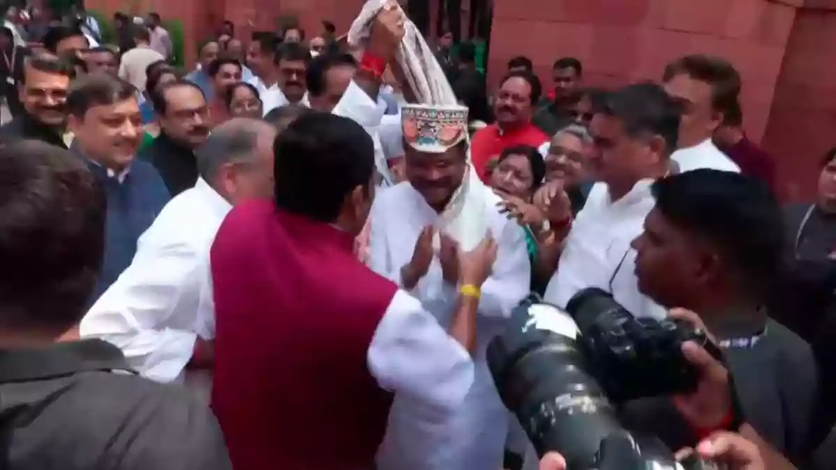 संसद के बाहर धर्मेंद्र प्रधान का NDA सांसदों ने किया स्वागत