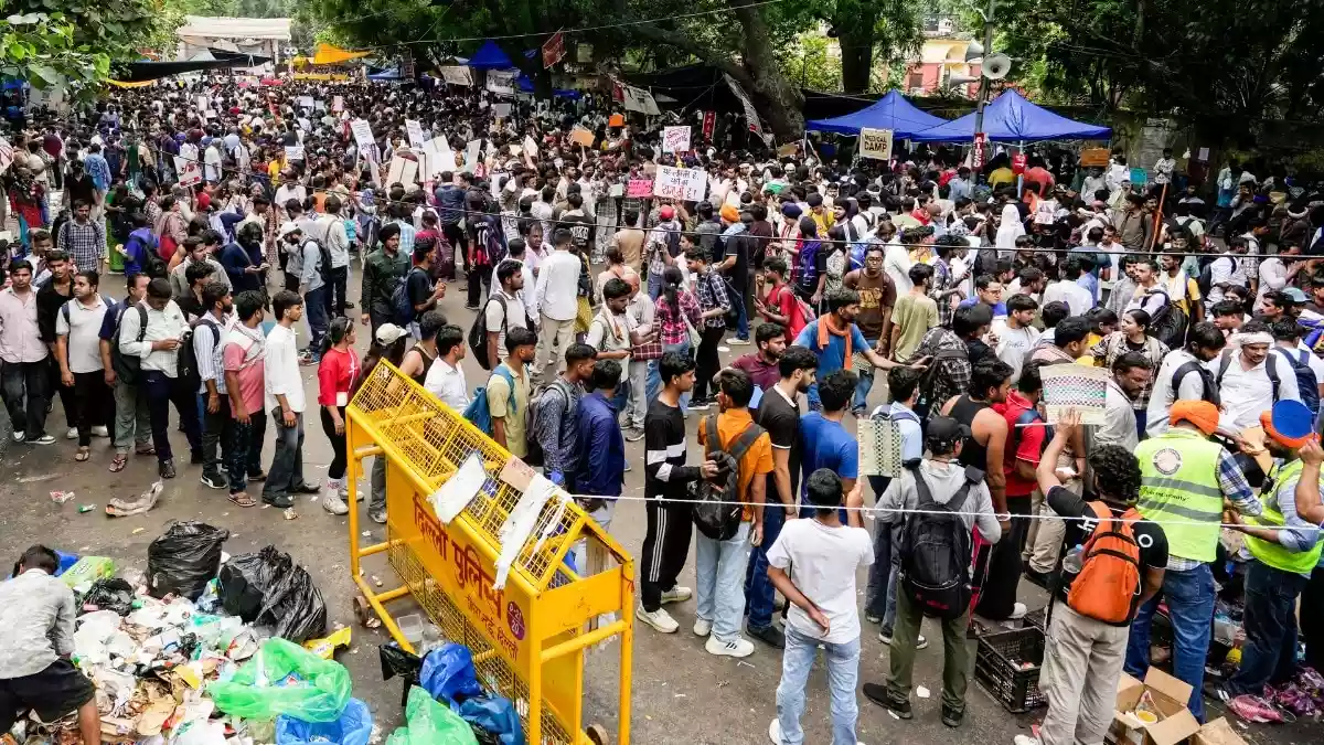 सड़क पर लोहे की शीट्स और ठोंकी गईं कीलें