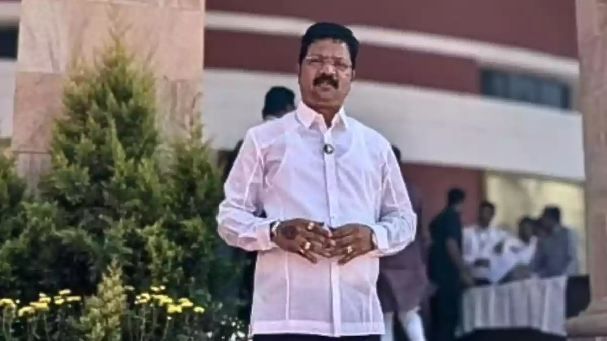 सरकारी जमीन पर खड़ा कर दिया कमर्शियल सेंटर