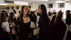 इजरायल में इस वक्त अपार शांति और खामोशी का माहौल है. अगर ये जंग का माहौल न होता तो इजरायली लोग अपना त्योहार पुरिम मना रहे होते. रंग-बिरंगे कपड़ों में सजे समूहों में इकट्ठा होकर खुशियां