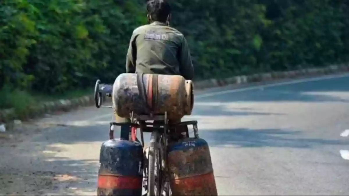 सस्ता हो गया LPG Cylinder