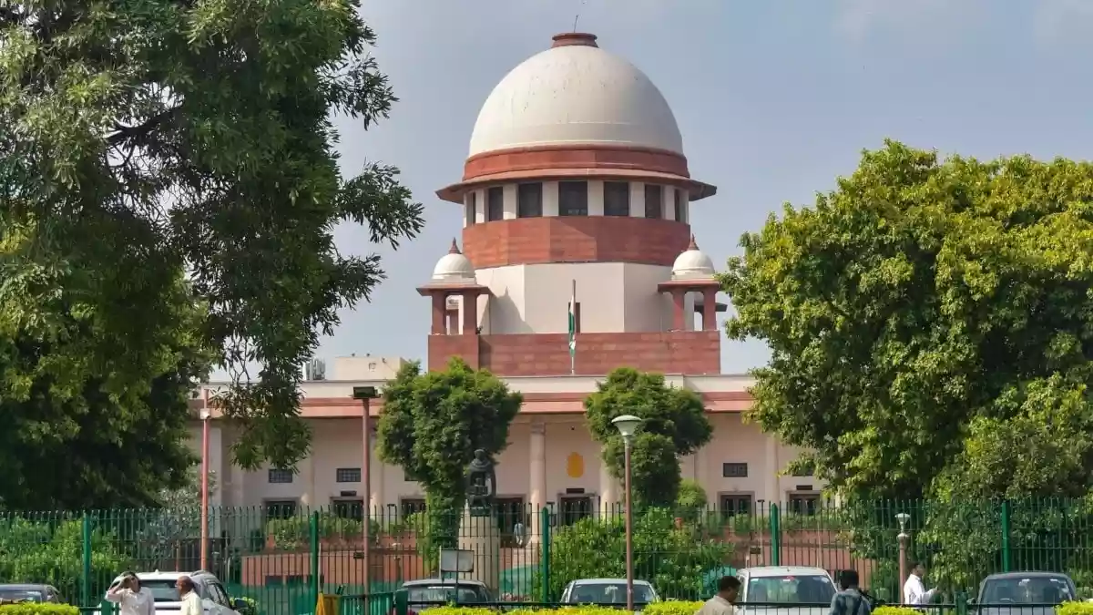 सुप्रीम कोर्ट की वेकेशन बेंच ने मामलों की जल्द सुनवाई को लेकर एक महत्वपूर्ण व्यवस्था दी है. कोर्ट ने स्पष्ट कर दिया है कि वेकेशन बेंच के सामने किसी भी मामले की अर्जेंट मेंशनिंग या