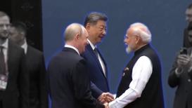 किर्गिस्तान के बिश्केक में एससीओ शिखर सम्मेलन के दौरान प्रधानमंत्री नरेंद्र मोदी की चीन के राष्ट्रपति शी जिनपिंग और रूस के राष्ट्रपति व्लादिमीर पुतिन से मुलाकात का एक वीडियो चर्चा