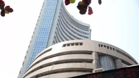 Share Market Today: बाजार में तेजी का सिग्नल, सेंसेक्स 300 अंक उछला तो निफ्टी ने पार किया 25700 का लेवल<strong>Share Market