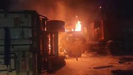 बिजनौर के धामपुर में एक दर्दनाक सड़क हादसा हुआ. तेज रफ्तार ट्रक ने पहले स्कूटी सवार को टक्कर मारकर गंभीर रूप से घायल कर दिया और मौके से भागने लगा. कुछ दूर चलने के बाद ट्रक कैंटर से भिड़