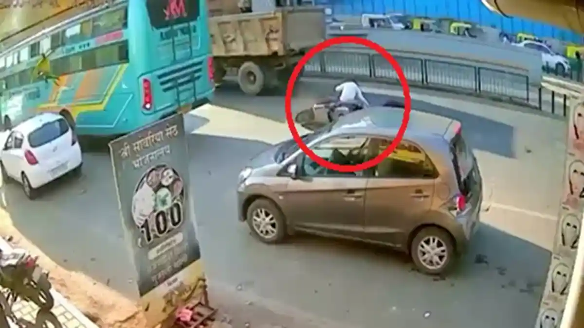 स्कूटी सवार कपल को डंपर ने मारी टक्कर