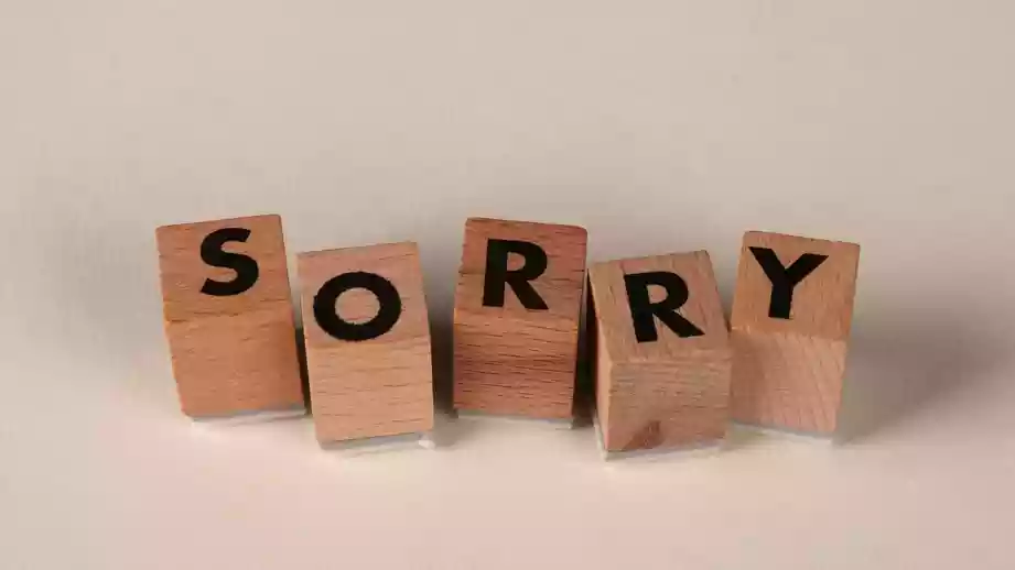 कनाडा में “Sorry” सिर्फ एक शब्द नहीं, बल्कि शिष्टाचार और सामाजिक व्यवहार का अहम हिस्सा है. यहां लोग छोटी-छोटी बातों पर भी माफी मांगते हैं, और इसे विनम्रता की निशानी समझा जाता है. भारत से