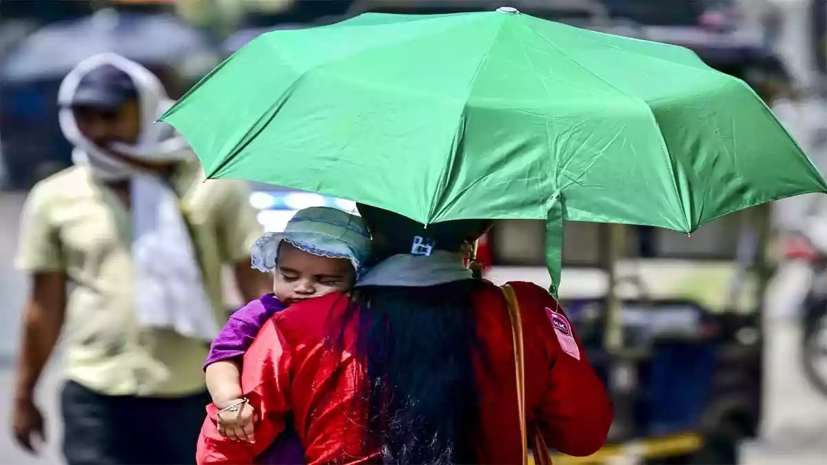 Tamil Nadu Weather: भारत मौसम विज्ञान विभाग (IMD) ने तमिलनाडु के पश्चिमी और दक्षिणी हिस्सों में 15 से अधिक जिलों के लिए भारी बारिश का पूर्वानुमान जारी किया है. वहीं, राज्य के उत्तरी तटीय इलाकों में लू