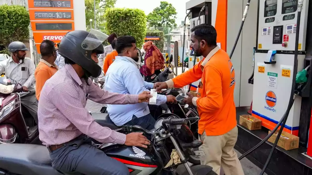 Petrol-Diesel Price Hike Today: अमेरिका-ईरान के बीच सुलह के संकेत भले ही मिल रहे हैं, लेकिन भारत में पेट्रोल-डीजल पर महंगाई की मार लगातार पड़ रही है. सोमवार को फिर से तेल कंपनियों ने इनकी कीमतों में