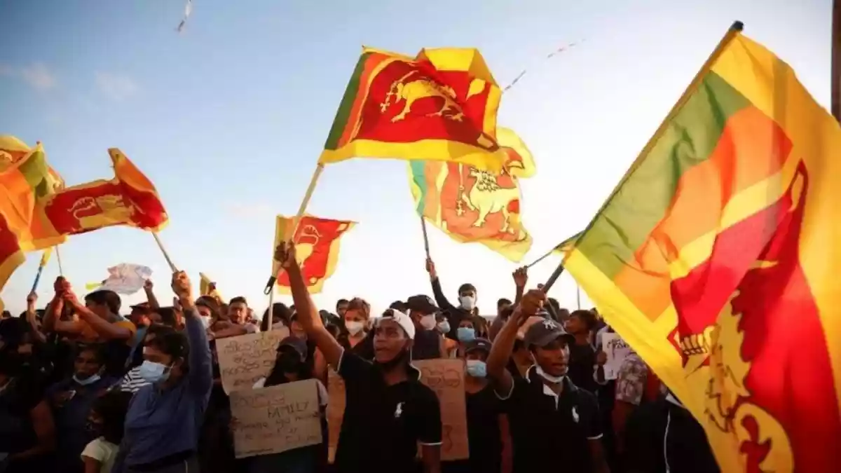 Sri Lanka Rate Hike: पश्चिम एशिया संकट का असर श्रीलंका पर ऐसा पड़ा कि देश के सेंट्रल बैंक को ब्याज दरों में बढ़ोतरी करते हुए कर्ज महंगा करना पड़ा है. श्रीलंका केंद्रीय बैंक ने ऐसा तीन साल में पहली