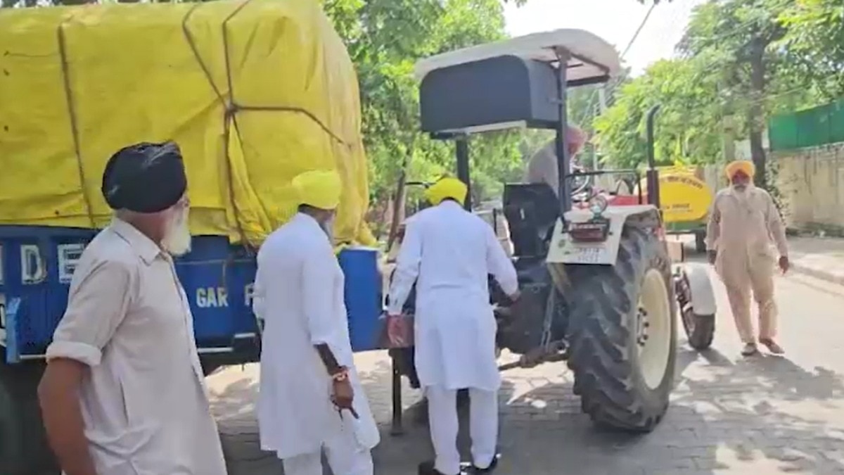 संगरूर में भारत-अमेरिका ट्रेड डील समेत 13 मांगों को लेकर किसान डीसी कार्यालय के बाहर डटे हैं. ट्रैक्टर-ट्रॉलियों में राशन, चारपाई, चूल्हे, पंखे और जरूरी सामान लेकर अनिश्चितकालीन धरने