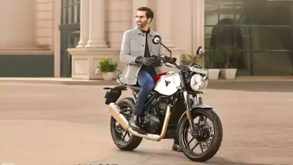 Triumph 350 Bike: जीएसटी रिफॉर्म के बाद से 350 सीसी से ज्यादा इंजन वाली दोपहिया गाड़ियों पर 40 प्रतिशत टैक्स लागू हो गया है. यही कारण है कि, अब ट्रायम्फ ने अपनी नई 350 सीसी बाइक्स की पूरी रेंज लॉन्च की