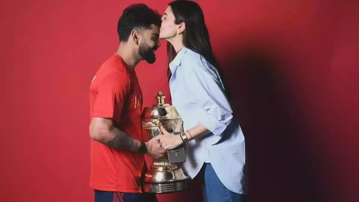ट्रॉफी पकड़कर अनुष्का ने विराट के माथे को चूमा