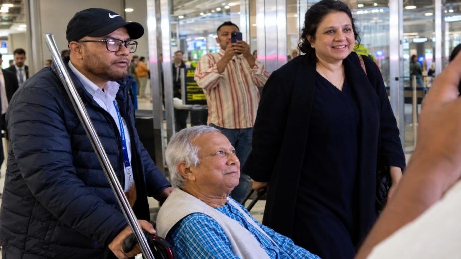 न्यूयॉर्क के JFK एयरपोर्ट पर बांग्लादेश की पूर्व अंतरिम सरकार के प्रमुख मोहम्मद यूनुस का बांग्लादेशी प्रवासियों द्वारा विरोध किया गया. लोगों ने उन्हें आतंकवादी कहा और सैकड़ों लोगों