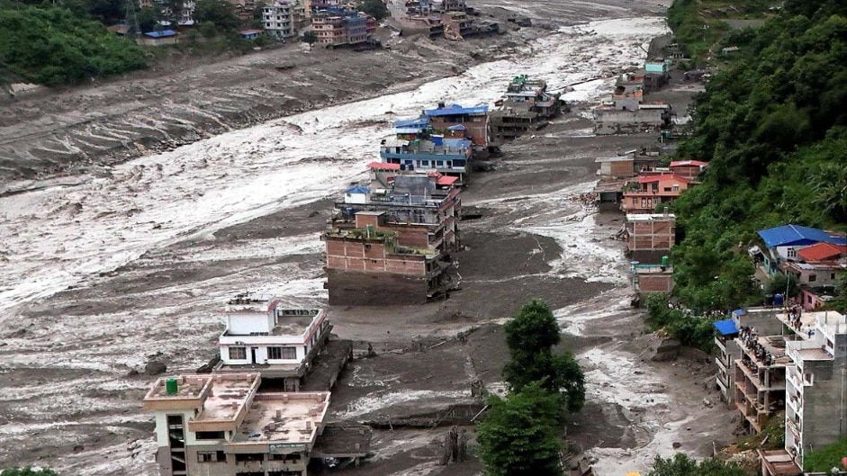 नेपाल में आई विनाशकारी बाढ़ को लेकर वैज्ञानिकों की शुरुआती जांच ने चौंकाने वाली वजह सामने रखी है. 5,200 मीटर की ऊंचाई से बर्फ और चट्टानों का बड़ा हिस्सा टूटा, जिसने नदी के रास्ते में