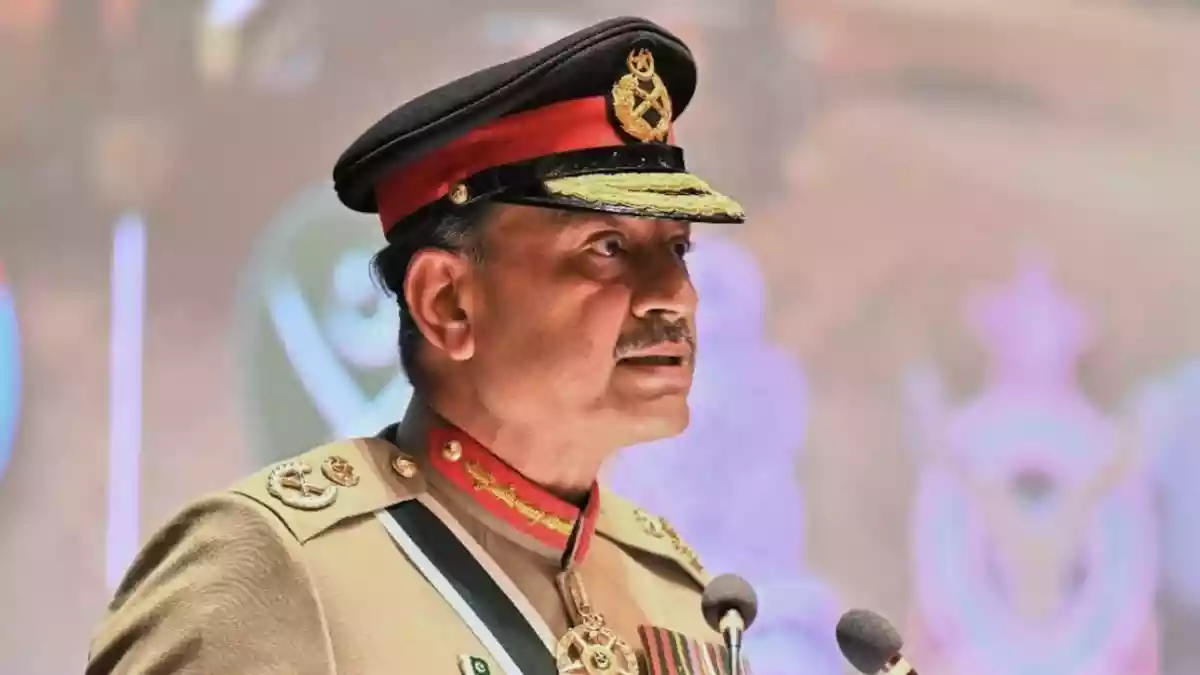 पाकिस्तान में JUI-F प्रमुख मौलाना फजलुर रहमान ने सेना प्रमुख असीम मुनीर को चुनौती दी है कि अगर राजनीति करनी है तो वर्दी उतारकर चुनाव लड़ें. उन्होंने कहा कि सरकार बनाना या गिराना सेना का