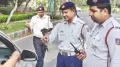 पुणे जिले में हाईवे स्टेट पुलिस के दो कॉन्स्टेबल और तीन वार्डन को एक परिवार से पांच लाख रुपये वसूलने की कोशिश में हिरासत में लिया गया है. आरोपियों ने लोनावला जा रहे शिकायतकर्ता और