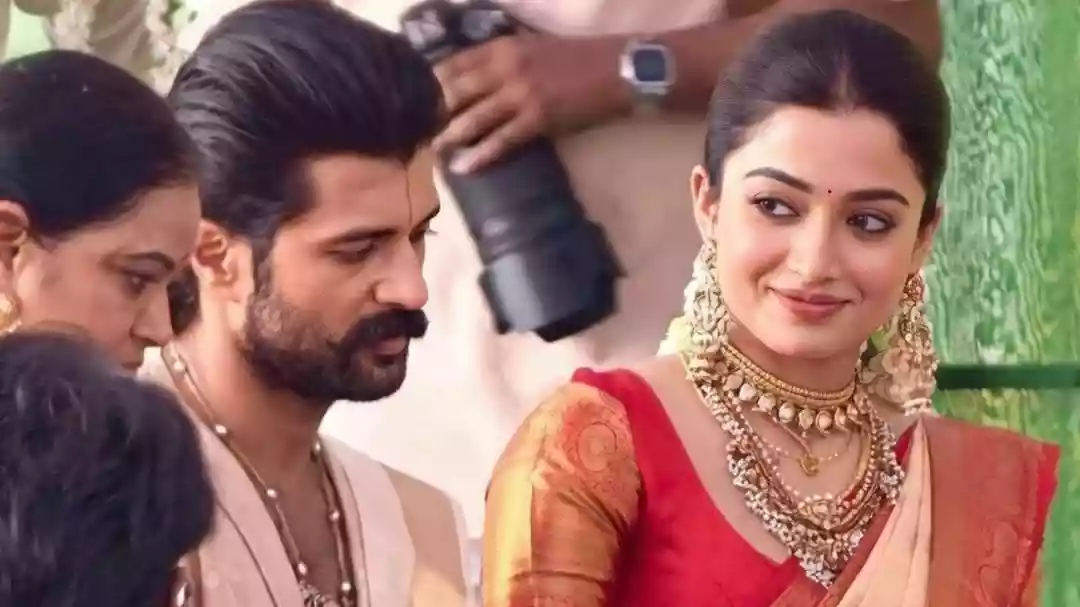 रश्मिका मंदाना और विजय देवरकोंडा का एक्टर के गांव में भव्य स्वागत हुआ. कपल ने रस्मों को पूरा किया और गांव के 3000 लोगों को खाना खिलाया. विजय ने देवरकोंडा चैरिटेबल ट्रस्ट के तहत 44 सरकारी