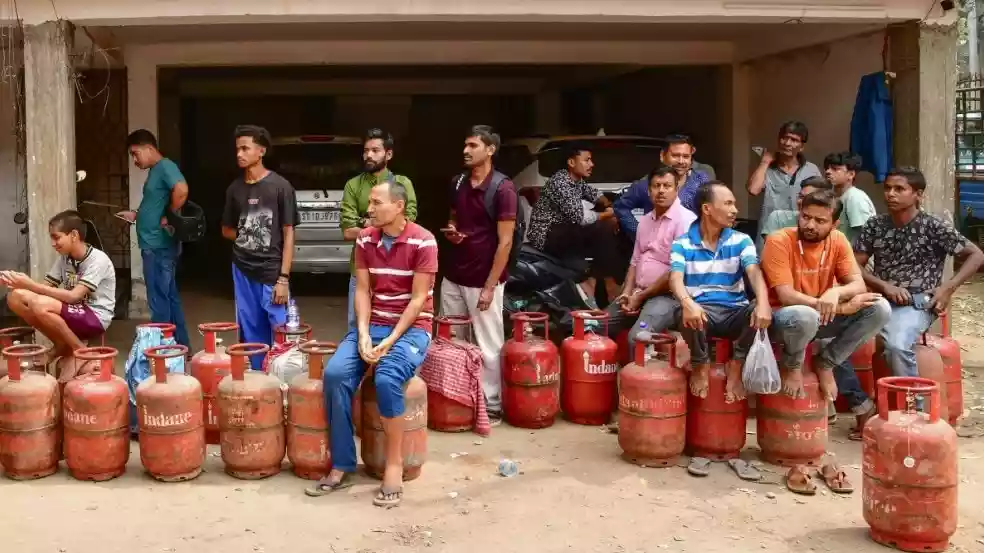 WhatsApp, ऐप और कॉल से घर बैठे ऐसे बुक करें LPG सिलेंडर