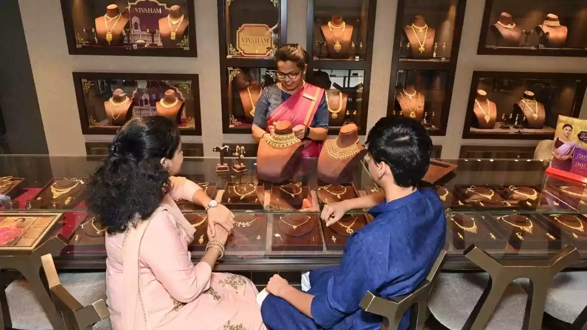 ये कैसा डर? पुराने गहने बेच रहे भारतीय परिवार