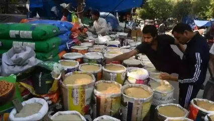 US-Iran War Impact: अमेरिका और ईरान के बीच जारी युद्ध से ग्लोबल महंगाई की मार पड़ रही है. खाने-पीने की चीजें ग्लोबल स्तर पर 6 महीने के हाई पर पहुंच गई हैं. इसे लेकर अर्थशास्त्रियों ने बड़ी चेतावनी दी